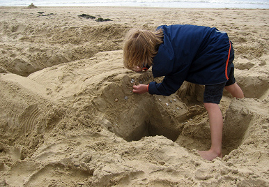 Gef�hrliches
                            Sandbuddeln 02 an der Nordsee in
                            Nord-Holland