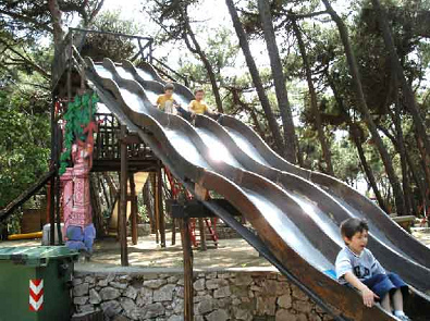 Grosse
                                          Mehrfach-Wellenrutschbahn,
                                          Chianni bei Livorno, Italien