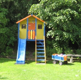 Farbige Gartenhausrutschbahn an der
                          Nordsee, Holland