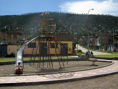 Doppelrutschbahn in Form einer
                              farbigen Skulptur 02, Ayacucho, Avenida
                              Prolongaci�n de la Libertad, Peru