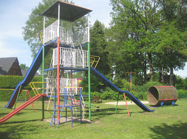 Rutschbahnturm mit 3 Rutschbahnen am
                            Hotel Mutter Bahr bei Ibbenb�ren-Uffeln,
                            Region M�nster, NRW, Deutschland