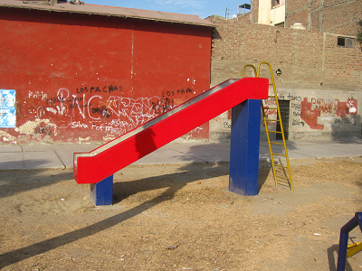 Rutschbahn ohne Endauslauf und viel
                              zu hohes Ende, Kind f�llt auf die Nase,
                              Trujillo, Peru (Einheitsmodell f�r ganz
                              Trujillo)