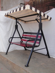 Hollywood-Schaukel 01
                            in traditionellem Design und mit Dach