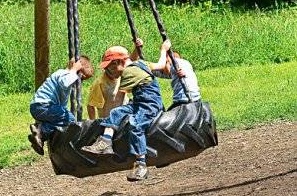 Vogelnest-Schaukel 04
                            mit Lastwagenreifen, Zugerberg, Schweiz