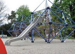 Klettern 09a: Kletterpyramide mit
                          Rutschbahn, Max-Halbe-Weg, Lindau,
                          Deutschland
