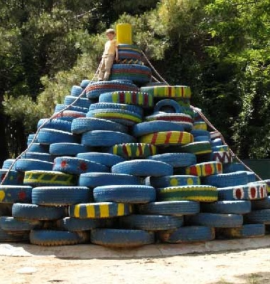 Klettern 10:
                            Kletterpyramide aus bemalten Autoreifen in
                            Marina de Pisa, Italien