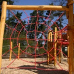 Klettern 15:
                            Kletterspinnennetz in Kleinzschachwitz bei
                            Dresden, Deutschland