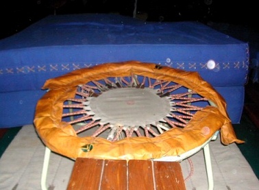 Altes
                            Trampolin mit offen sichtbaren Spiralfedern,
                            Nepal