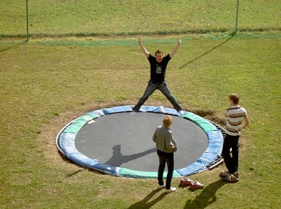 Trampolin 15:
                            Versenktes, rundes Trampolin in Ftan,
                            Graub�nden, Schweiz