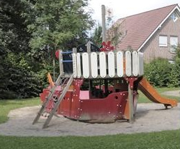 Schiff
                                          auf dem Spielplatz Birkenweg
                                          in Saerbeck, Region M�nster,
                                          NRW, Deutschland