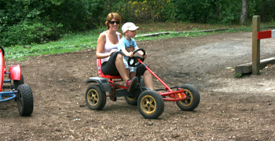 Go-Carts auf dem
                              Parcour im Freizeitpark
                              "Seeteufel", Studen bei Biel,
                              Schweiz