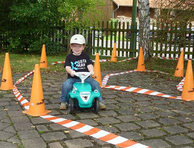 Spielplatzfest 08,
                          Verkehrsparcour f�r Kleinkinder mit
                          Verkehrspollern und Verkehrsfolie, D�llbach,
                          Kassel