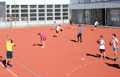 Kombi-Spielfeld in Rot
                            in Neuheim im Kanton Zug, Schweiz