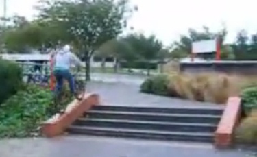 Biking auf einem Randstein aufw�rts,
                            Horfield, Bristol, England