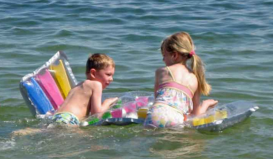 Wasserspiele 04: Eine
                            Luftmatratze wird auch zu einer Insel f�r
                            Gespr�che