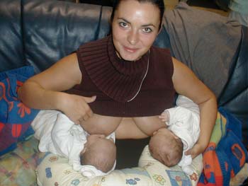 Stillen von
                                  Zwillingen. Nach Mehrlingsgeburten ist
                                  die Milchproduktion der Mutter
                                  besonders beansprucht, und es gibt
                                  alle m�glichen Speisen und Gew�rze, um
                                  die Milchproduktion zu erh�hen, bei
                                  gleichzeitiger Pflege des K�rpers und
                                  der Brustwarzen. Und wenn Mama mal
                                  eine Woche Pause machen muss, weil die
                                  Br�ste schmerzen, dann erholt sich
                                  Mama und gibt Milchersatz.
