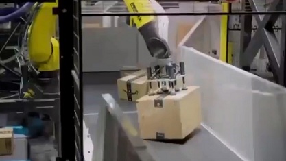 Paketzentrum
                mit Robotern 03