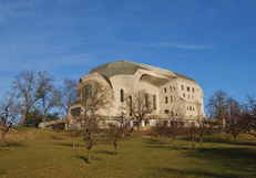 Goetheanum in Dornach mit Baumwiese