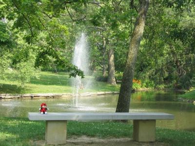 Parkbank mit
              Springbrunnen