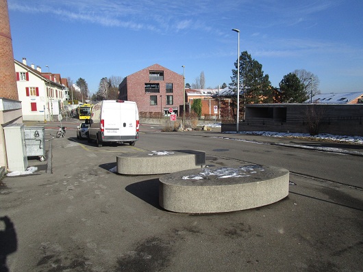 Sitzbank oval in Oberwil BL aus Beton