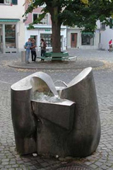 Brunnen Peterhofstatt in Zrich, mit
                          niedrigem Wasserzugang fr alle Menschen ab 4
                          Jahren