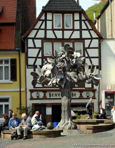 Rundbank um Baum aus Eisen
                  ("Paradiesbrunnen"), in Neustadt an der
                  Weinstrasse