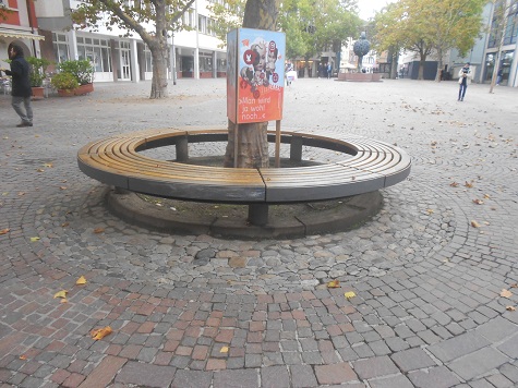 Rundbank um Baum in der
                        Fussg�ngerzone in L�rrach
