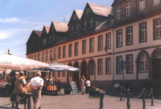 Pfosten grenzen Marktplatz ab, Beispiel
                      Weilburg