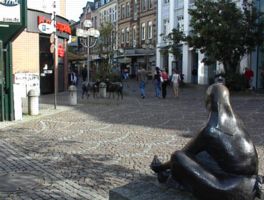 Poller grenzen Hausvorbereiche ab, Beispiel
                      Bergisch Gladbach