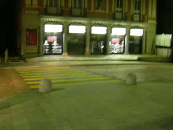 Beispiel von niedrigen Pollern gegen
                          wildes Parkieren und wildes Anhalten: Bahnhof
                          Bellinzona, Bahnhof Brescia, Mai 2003