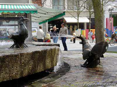 Tierfiguren in der Altstadt: Ein Brunnen
                          mit Geflgeltieren, Neustadt an der
                          Weinstrasse.