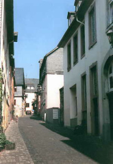 Trottoirs weg, bzw. Brgersteig weg, z.B. in
                      Weilburg an der Lahn