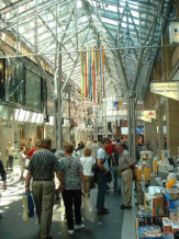 �berdachung einer ganzen Strasse: Beispiel:
                  Lloydpassage in Bremen, Innenansicht