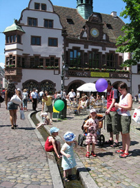 Wassergraben in der Altstadt von Freiburg
                        i.Br., "Bchle" genannt, ein Vergngen
                        fr alle, wenn die Bchle kontrastreich
                        abgegrenzt sind wie hier vor dem Rathaus.
