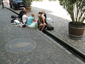 Wassergraben in der Altstadt von Freiburg
                        i.Br., "Bchle" genannt. Der
                        Wassergraben ist hier nicht sehr kontrastierend
                        abgegrenzt (Augustinerplatz).