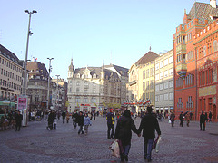 Bis zum Jahr 2004
ca. herrschten auf dem Marktplatz in
Basel zwei übergrosse Strassenlaternen
aus dem Autobahnbau. Dann wurde ein
neues, menschlicheres
Beleuchtungskonzept installiert. Bis zum Jahr 2004 ca. herrschten
auf dem Marktplatz in Basel zwei
übergrosse Strassenlaternen aus dem
Autobahnbau. Dann wurde ein neues,
menschlicheres Beleuchtungskonzept
installiert.