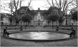 Brunnen ohne
Trinkwasserzugang in Zürich vor dem
Museum für Gestaltung, für das
praktische Leben absolut untauglich Brunnen ohne Trinkwasserzugang in
Zürich vor dem Museum für Gestaltung,
für das praktische Leben absolut
untauglich