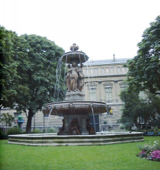 Brunnen als Statussymbol ohne
                                Trinkwasserzustand. Beispiel: Brunnen
                                vor dem Louvre, Paris