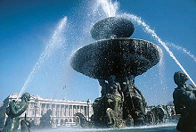 Brunnen als Statussymbol ohne
Trinkwasserzustand. Beispiel: Brunnen
auf dem Place de la Concorde, Paris Brunnen als Statussymbol ohne
Trinkwasserzustand. Beispiel: Brunnen
auf dem Place de la Concorde, Paris
