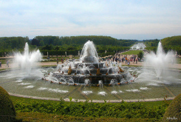 Brunnen als
Statussymbol ohne Trinkwasserzustand.
Beispiel: Schloss Versailles. Brunnen als Statussymbol ohne
Trinkwasserzustand. Beispiel: Schloss
Versailles.