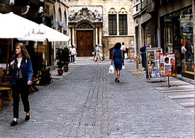 Dijon: Untaugliche
                                    Pflastersteine und Grosspflaster in
                                    der Altstadt, rue du Bourg
