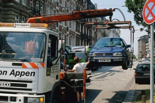 In
                          Deutschland werden Falschparker auf
                          Behindertenparkpltzen sofort ohne
                          Nachforschungen mit Lastwagen abtransportiert,
                          so das Oberverwaltungsgericht im Jahre 2002
                          (Az. 4 L 118/01)
