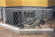 Gel�nder mit
                        Sockelkante, so kann nichts rollbares
                        herunterfallen, und das Gel�nder ist auch
                        gesch�tzter vor Fahrzeugen