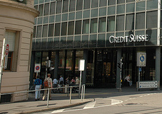 Hier ist
                      die schweizer Sparversion von Gel�ndern, ein
                      einholmiges Gel�nder in Basel am Anfang der Freien
                      Strasse beim Hauptsitz der Credit Suisse. Solche
                      Gel�nder sind untauglich und kriminell gef�hrlich.
                      Die Menschen mit Blindenst�cken laufen hinein, und
                      Kinder k�nnen leicht hindurchschl�pfen, und
                      nat�rlich fehlt ein Sockel f�r eine schnelle
                      Strassenreinigung. Aber wir haben Gl�ck: Es
                      herrscht meistens Verkehr, und so k�nnen sich die
                      Sehbehinderten am Autol�rm oder am Tramger�usch
                      orientieren.