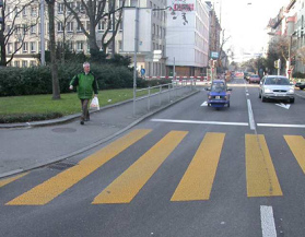 Kriminelles Gel�nder ohne Sockel und
                            ohne 30cm-Stange in Bern an der
                            Schwarztorstrasse: Menschen mit Blindenstock
                            verfangen sich in den Stangen, Gegenst�nde
                            k�nnen auf die Fahrbahn rollen, kleine
                            Kinder k�nnen unten durchschl�pfen etc.