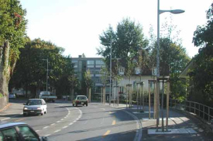 K�niz, Schwarzenburgerstrasse, zwei
                                Velowege / Fahrradwege, wobei Velowege
                                in Rechtskurven regelm�ssig auch von
                                Autorasern befahren werden, auch wenn
                                Tempo 30 gilt (ohne Radar ist Tempo 30
                                nutzlos...)