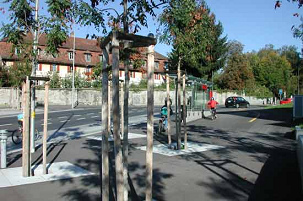 K�niz, Schwarzenburgerstrasse: Die
                                Bushaltestelle ist genial gestaltet, mit
                                hellem Belag, und die Velofahrer /
                                Fahrradfahrer d�rfen hinter dem
                                Warteh�uschen hindurchfahren und werden
                                durch einen haltenden Bus nicht
                                behindert. Die B�ume haben keine
                                Baumscheiben, sondern haben
                                regendurchl�ssige Pflastersteinquadrate
                                erhalten, wieder eine geniale L�sung.