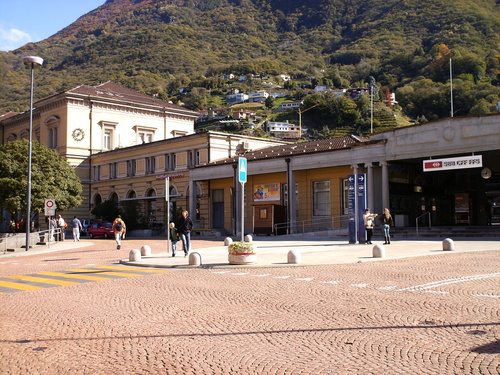 Bellinzona, der
                      Bahnhof mit Pollern, die den Bahnhofvorplatz vor
                      wildem Parkieren schtzen