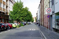 Tempo-30-Zone ohne
                        Umbau: Eine Tempo-30-Zone ohne Umbau des
                        Strassenraums hat kaum Effekt, weil sich f�r die
                        AutofahrerInnen visuell nichts ver�ndert (hier
                        ein Beispiel aus N�rnberg)