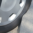 Ein
                        Pneu an einer Trottoirkante / Bordstein ist f�r
                        den Pneu jeweils ein sehr negatives Erlebnis,
                        denn die inneren Strukturen werden dabei
                        angegriffen und z.T. verletzt, ohne dass man es
                        sieht. Abgesenkte Trottoirkanten lassen diese
                        Gefahr verschwinden.